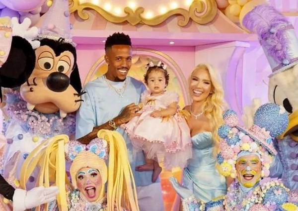 Após polêmicas, Éder Militão e Karoline Lima posaram juntos ao lado da filha em festa de um ano.(Imagem:Reprodução/Instagram)