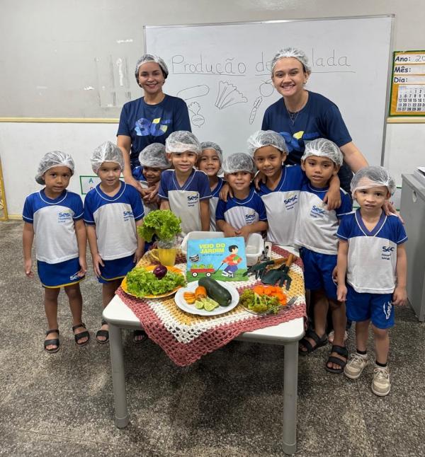 Alunos do Centro Educacional de Parna&iacute;ba participam de aula de prepara&ccedil;&atilde;o e degusta&ccedil;&atilde;o de salada.(Imagem:Divulga&ccedil;&atilde;o)