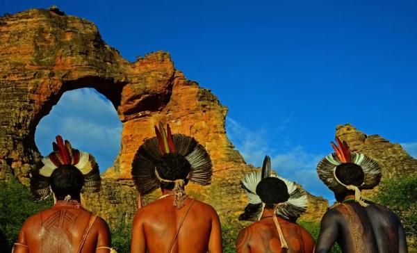 Indígenas observam a pedra furada do sítio do Mocó, em Coronel José Dias, sul do Piauí.(Imagem:André Pessoa)