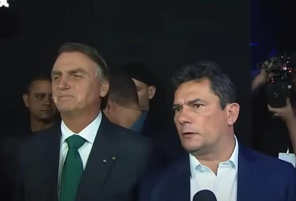 Ex-ministro Sergio Moro ao lado do presidente Jair Bolsonaro (PL), candidato à reeleição, após o debate deste domingo (16).(Imagem:Reprodução/UOL)