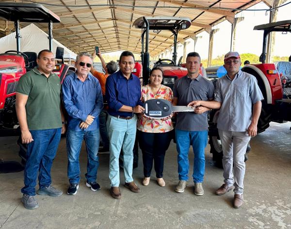 Dr. Francisco entrega tratores e colmeias para fortalecer agricultura familiar no Piauí.(Imagem:Ascom)