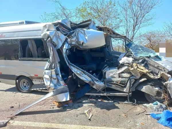 Van com 19 familiares bate na BR 316, em Araripina. 7 pessoas morreram.(Imagem:Polícia Rodoviária Federal / divulgação)