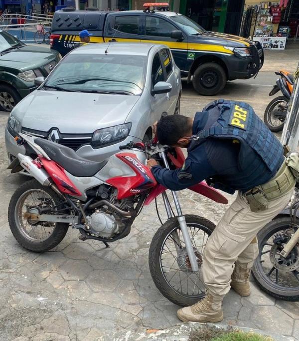 Os policiais constataram que a motocicleta apresentava indícios de adulteração, porém não foi possível identificar o veículo original.(Imagem:Divulgação/PRF)