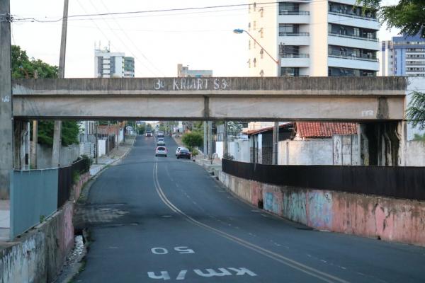 Homem se distrai e cai cerca de 20 metros de viaduto na Zona Sul de Teresina(Imagem:Reprodução)