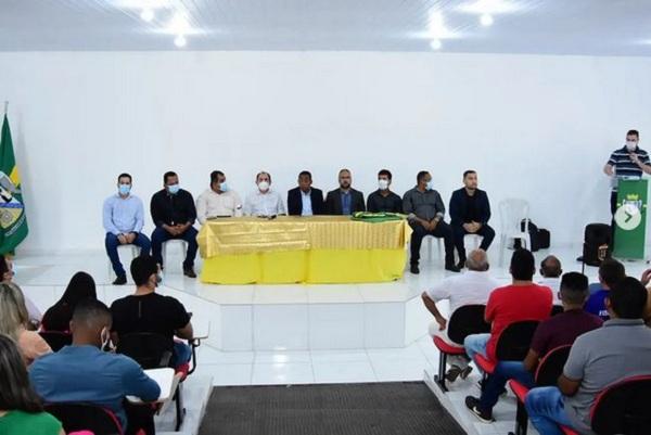 Vereadores acompanham posse de 31 novos servidores municipais de Floriano(Imagem:Reprodução/Instagram)