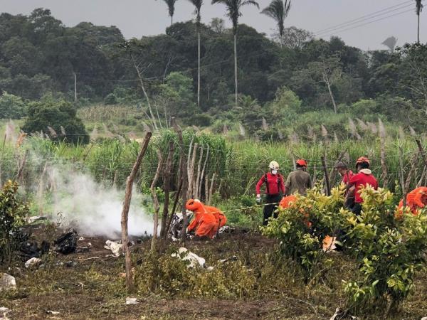 Bombeiros seguem em busca de resgate de corpo de pessoas mortas em acidente de avião no Ceará.(Imagem:Maristela Gláucia/G1)