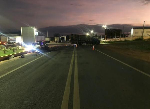  Colisão entre caminhão e carro deixa dois feridos na BR-230, em Oeiras.(Imagem:Divulgação /PRF-PI )