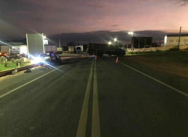 Colisão entre caminhão e carro deixa dois feridos na BR-230, em Oeiras.(Imagem:Divulgação /PRF-PI )