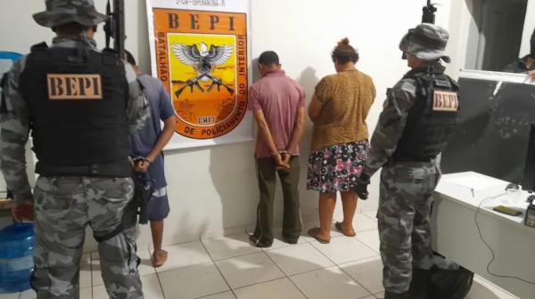 Casais são presos por porte ilegal de arma de fogo e tráfico de drogas em Luzilândia.(Imagem:Divulgação/PMPI)