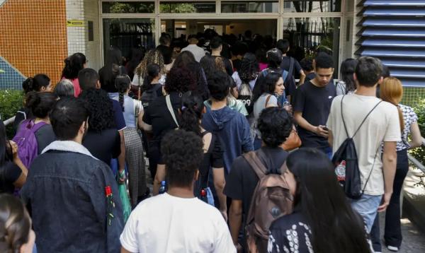 Estudantes começam a receber primeira parcela do Programa Pé-de-Meia.(Imagem:Paulo Pinto/Agência Brasil)