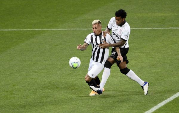 Gil e Vargas Corinthians x Atlético-MG.(Imagem:Marcos Ribolli)