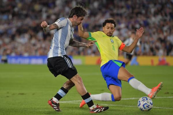 De Paul e Marquinhos em Argentina x Brasil pelas eliminatórias.(Imagem:Getty Images)
