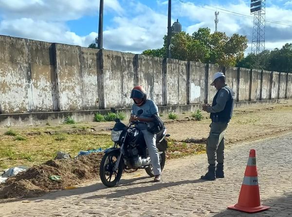 3º BPM realiza blitzs volantes em bairros de Floriano para reforçar segurança e coibir infraçõesv(Imagem:Divulgação/PM)