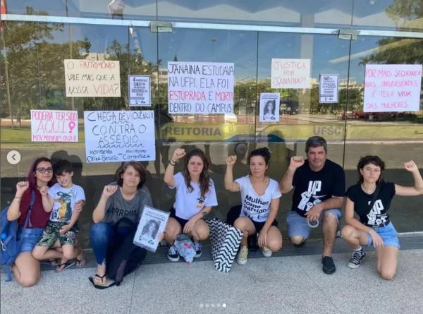  Ato na Universidade Federal de Santa Catarina (UFSC) e apoio ao caso de Janaína Bezerra aluna estuprada e morta em sala na UFPI.(Imagem:Reprodução )