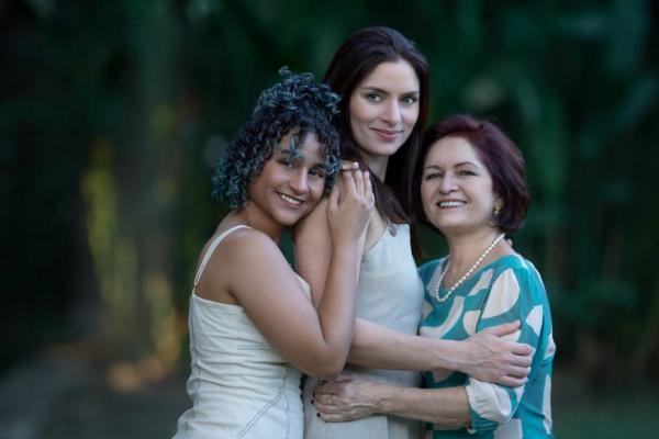 Francimélia Nogueira ao lado de suas filhas. Uma delas é adotiva.(Imagem:Divulgação)