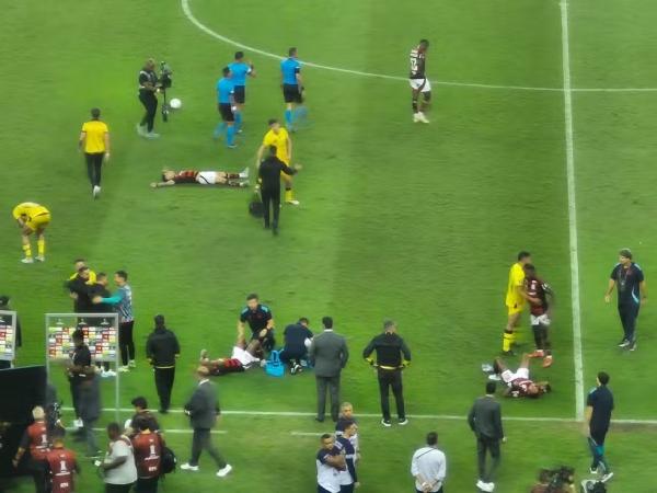 Jogadores do Flamengo desabam em campo após classificação na Libertadores.(Imagem:Thiago Lima / ge)