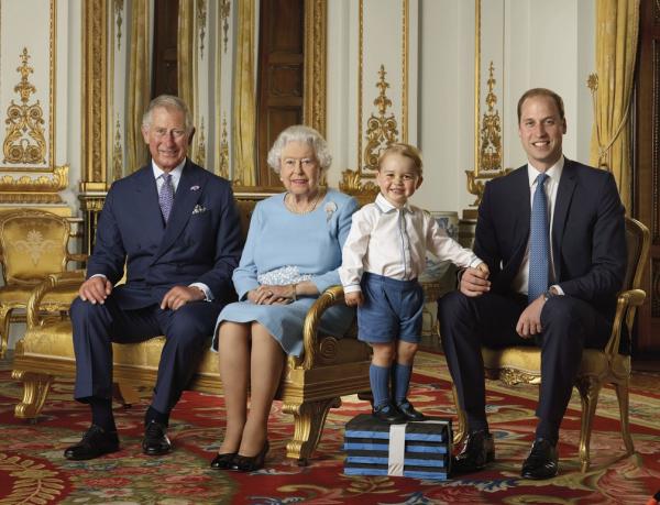 A foto, de 2016, mostra a rainha Elizabeth II com os príncipes Charles, William e George, próximos na linha de sucessão ao trono britânico.(Imagem:Ranald Mackechnie/Buckingham Palace via AP)