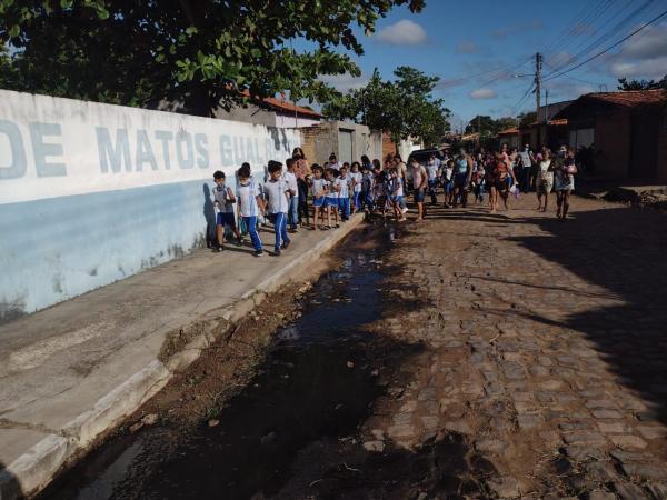 CEI Neuza Matos realiza caminhada educativa contra o Aedes Aegypti em Floriano.(Imagem:FlorianoNews)