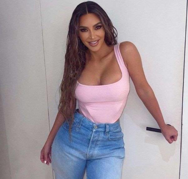 Kim Kardashian surpreendeu os fãs mais uma vez! A socialite anunciou nesta terça-feira, dia 22, no Twitter, que vai enviar 500 dólares, aproximadamente 2.578 reais, para mil pessoa(Imagem:Reprodução)