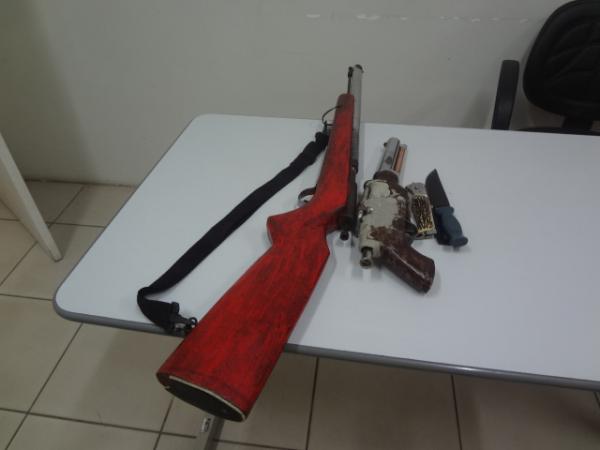 Homem é preso com armas de fogo e canivetes em Floriano.(Imagem:FlorianoNews)