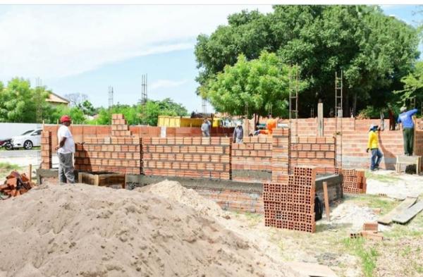 Joel e deputado Hélio Isaías visitam obras de reforma da praça Idelfonso Ramos(Imagem:SECOM)