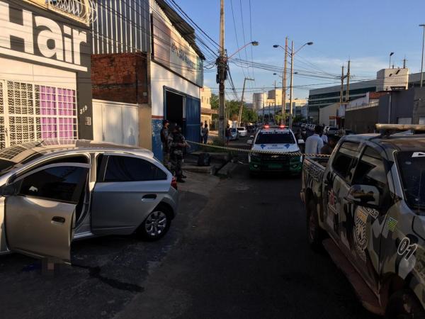 Jovens são mortos a tiros dentro de carro próximo a shopping na Zona Leste de Teresina(Imagem:Reprodução)