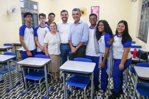 O secretário de Estado da Educação Washington Bandeira visitando a escola Patronato Nossa Senhora de Lourdes, em Campo Maior.(Imagem:Divulgação)