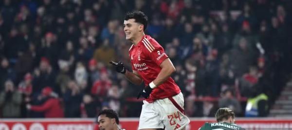 Ramon Sosa em ação pelo Nottingham Forest.(Imagem:Reprodução)