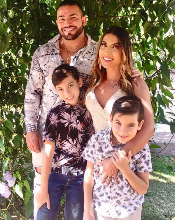  Priscila Pires com o marido, João Reis, e os filhos Gabriel e Pietro.(Imagem:Reprodução Instagram )