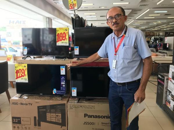 Pedro, colaborador do setor de móveis e eletros do Armazém Paraíba(Imagem:FlorianoNews)