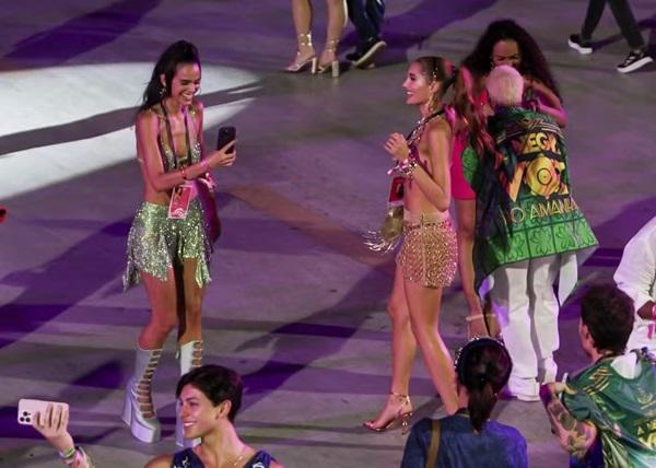 Bruna Marquezine e Sasha invadem pista para sambar(Imagem:Marcos Ferreira / Brazil News)