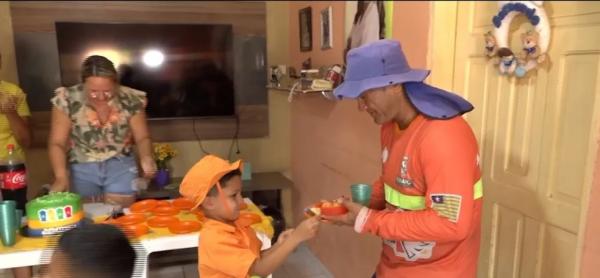 Menino ganha festa de aniversário com o tema e visita de coletores de lixo no Piauí.(Imagem:Reprodução/TV Clube)