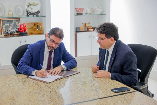 Governador Rafael Fonteles com o Procurador Geral, Francisco Pierot.(Imagem:Gabriel Paulino)