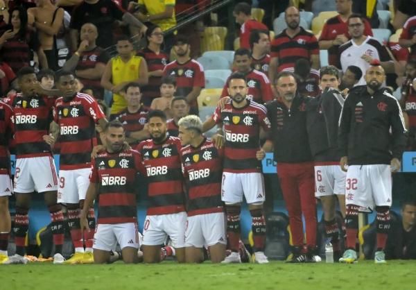 Elenco do Flamengo durante cobranças de pênalti contra del Valle.(Imagem:André Durão)