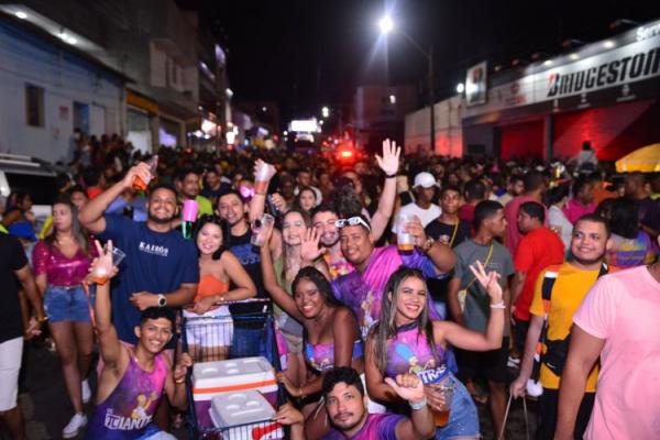Sávio Grazz e Banda Babaixá arrastam multidão no 3º arrastão do Carnaval de Floriano(Imagem:Secom )