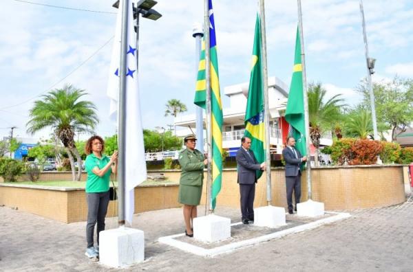 Hasteamento das bandeiras marca o início da Semana da Pátria em Floriano.(Imagem:Secom)