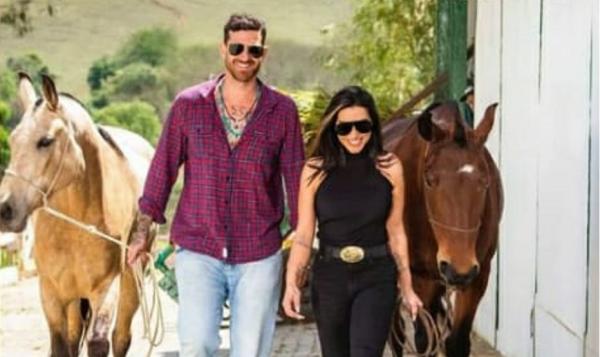 Cleo posa com namorado e diz: