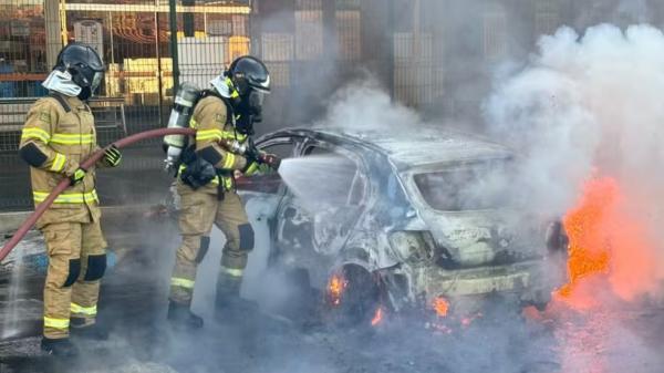 Carro fica destruído após pegar fogo em frente a supermercado em Floriano.(Imagem:Reprodução)