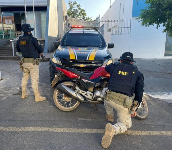 A motocicleta apresentava diversas tentativas de manipulação e adulteração dos elementos identificadores.(Imagem:Divulgação/PRF)