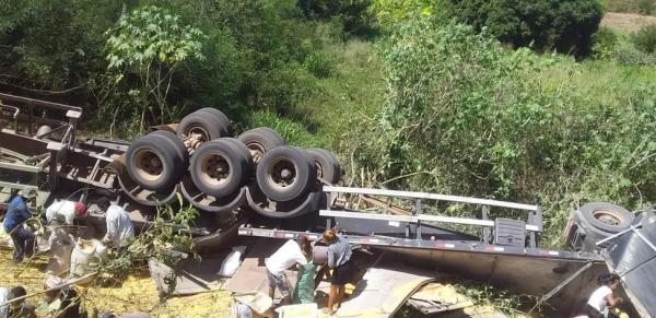 Motorista perdeu o controle da direção e a carreta tombou na PI-140.(Imagem:Reprodução)