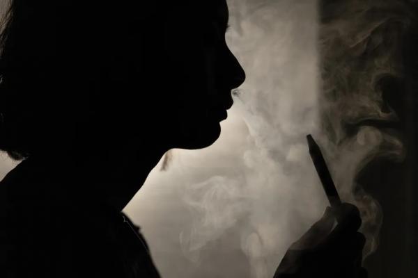 Pessoa fumando vape(Imagem:Diego Fedele/AAP Image via AP)