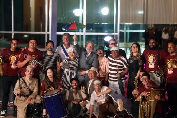 Presidente da República, Luiz Inácio Lula da Silva, juntamente com a equipe do fime O Agente Secreto, no Palácio da Alvorada. (Imagem:Valter Campanato/Agência Brasil)
