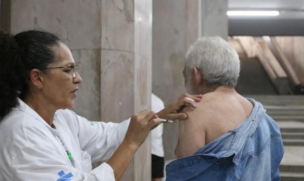 Vacina contra a doença foi aplicada pela 1ª vez no Brasil há três anos.(Imagem:Rovena Rosa/Agência Brasil)
