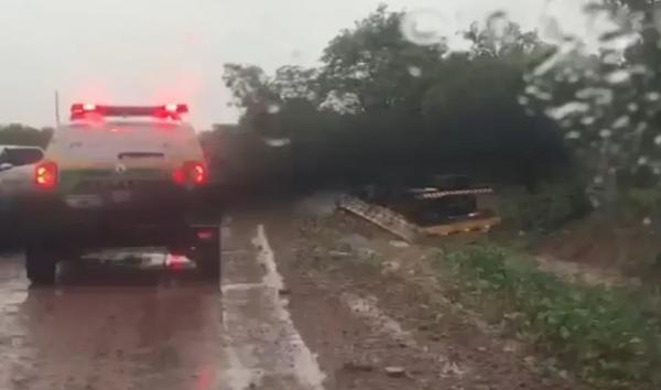 Caminhoneiro morre após tombar caminhão carregado com pedras na PI-215.(Imagem:Reprodução)