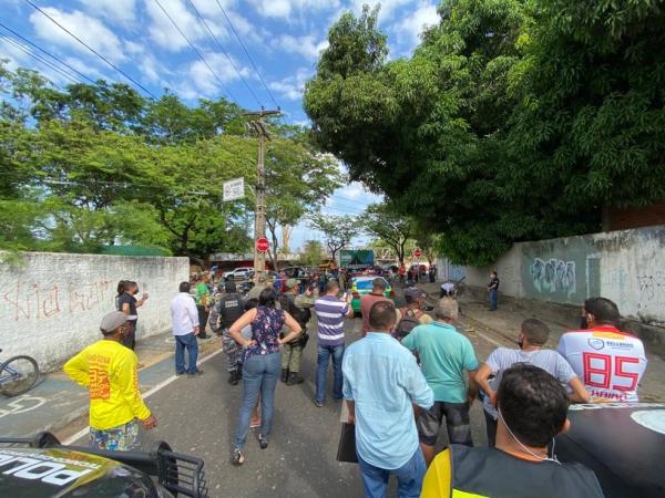 Corpo de homem foi encontrado em rua no Centro de Teresina.(Imagem:Helder Vilela/TV Clube)