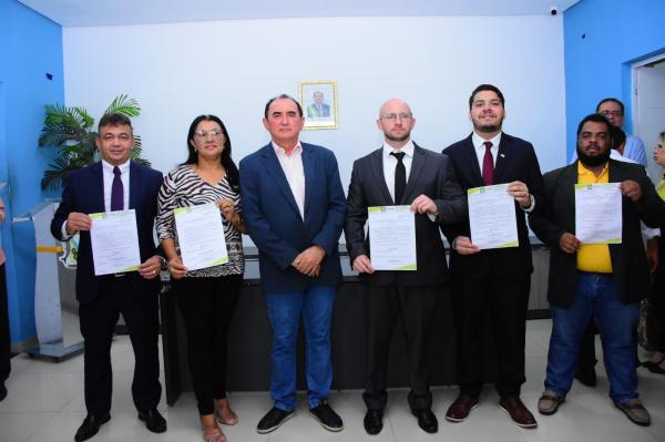 Poder Legislativo de Floriano participa da posse de novos secretários municipais   Nesta terça-feira, 9 de abril, assumiram cargos no primeiro escalão da Prefeitura de Floriano, ci(Imagem:CMF)