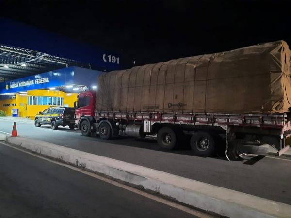 PRF apreende carga de madeira transportada ilegalmente na BR 343 em Piripiri, no Norte do Piauí(Imagem:Divulgação/PRF-PI)