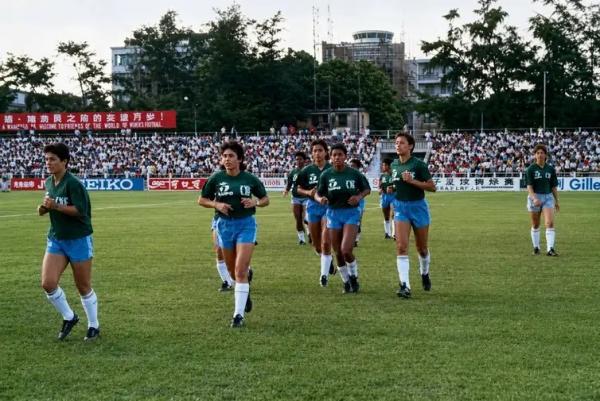 Primeira sele&ccedil;&atilde;o feminina brasileira em aquecimento antes de partida no  Torneio Experimental da Fifa (1988), na China.(Imagem:Acervo Museu do Futebol/Divulga&ccedil;&atilde;o)