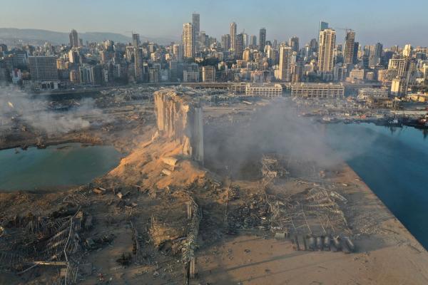 Imagem feita por drone mostra a local da explosão no porto de Beirute, no Líbano, nesta quarta-feira (5).(Imagem:Hussein Malla/AP)