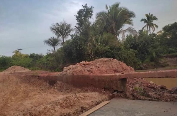 Comunidade fica isolada após passagem molhada ceder com força da água em Altos, no Piauí.(Imagem:Reprodução)